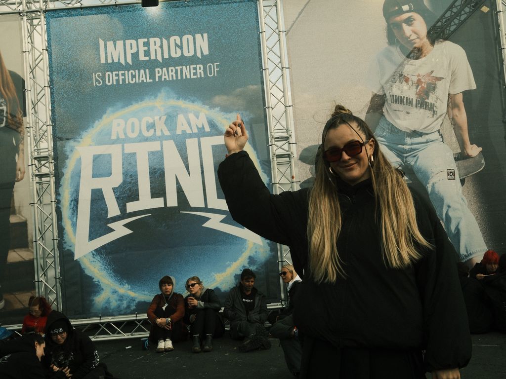 An employee at the Rock am Ring Festival in front of the Impericon sales booth